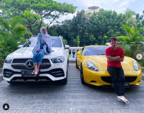 9 Gaya Rizky Billar berpose dengan koleksi mobil & motornya, menawan