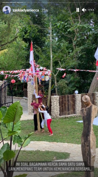 9 Potret unik Zaskia Mecca rayakan HUT RI di rumah, pakai baju adat