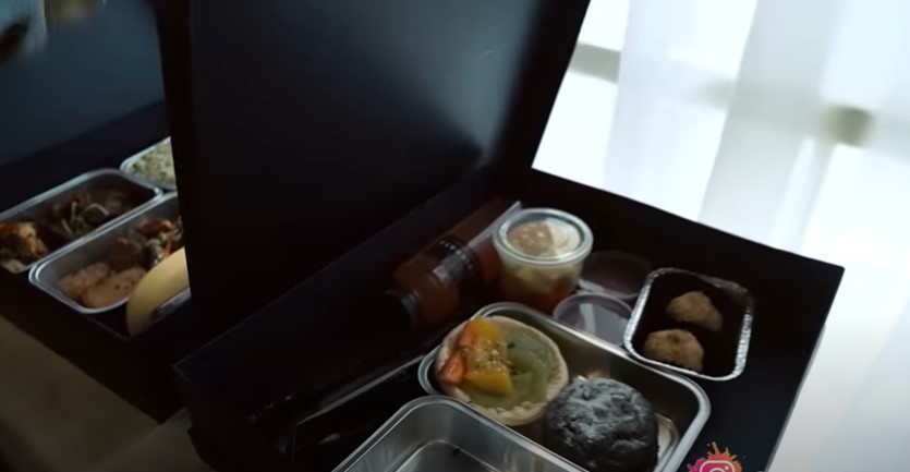 Elegan abis, box makanan di pengajian Lesty-Billar ini jadi sorotan