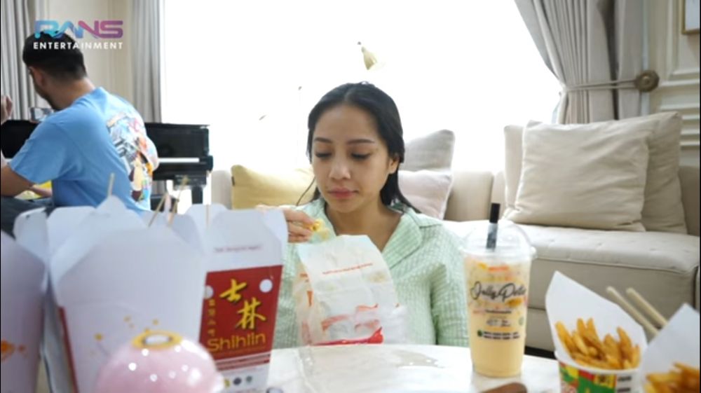 11 Momen Nagita Slavina borong jajanan mal ke rumah