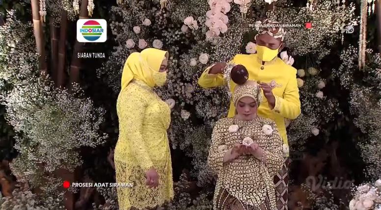 11 Momen siraman Lesty Kejora jelang pernikahan, auranya terpancar