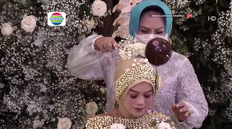 11 Momen siraman Lesty Kejora jelang pernikahan, auranya terpancar