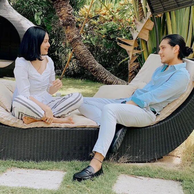 Momen mesra 13 pasang seleb di web series, chemistry-nya bikin baper