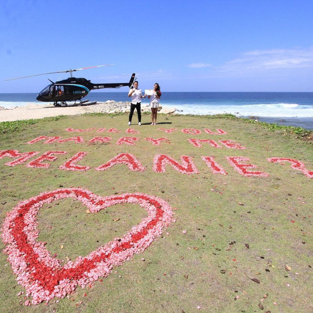 Melanie Putria dilamar kekasih saat naik helikopter, so sweet abis!