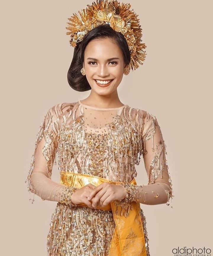 Gaya 9 penyanyi wanita pakai baju adat Bali, Momo Geisha menawan