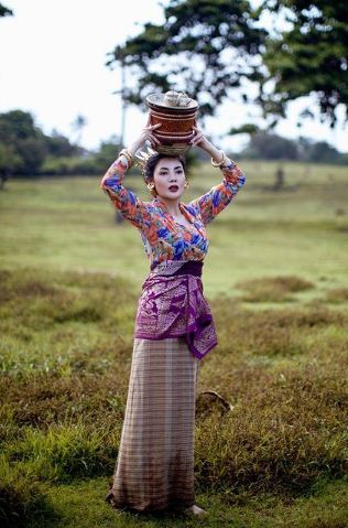 Gaya 9 penyanyi wanita pakai baju adat Bali, Momo Geisha menawan