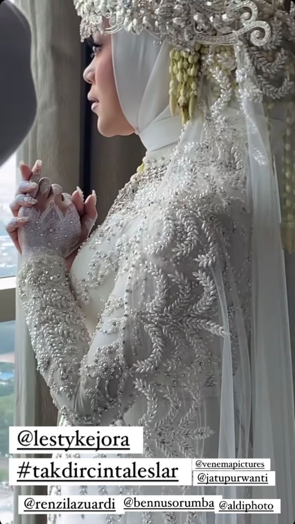 7 Detail penampilan Lesty Kejora di akad nikah, kebayanya penuh makna