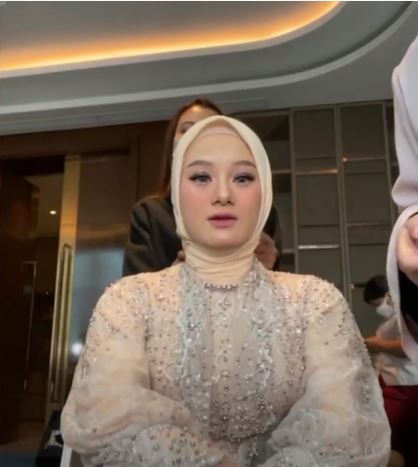 5 Gaya Dinda Hauw datang ke pernikahan Lesty-Billar, curi perhatian