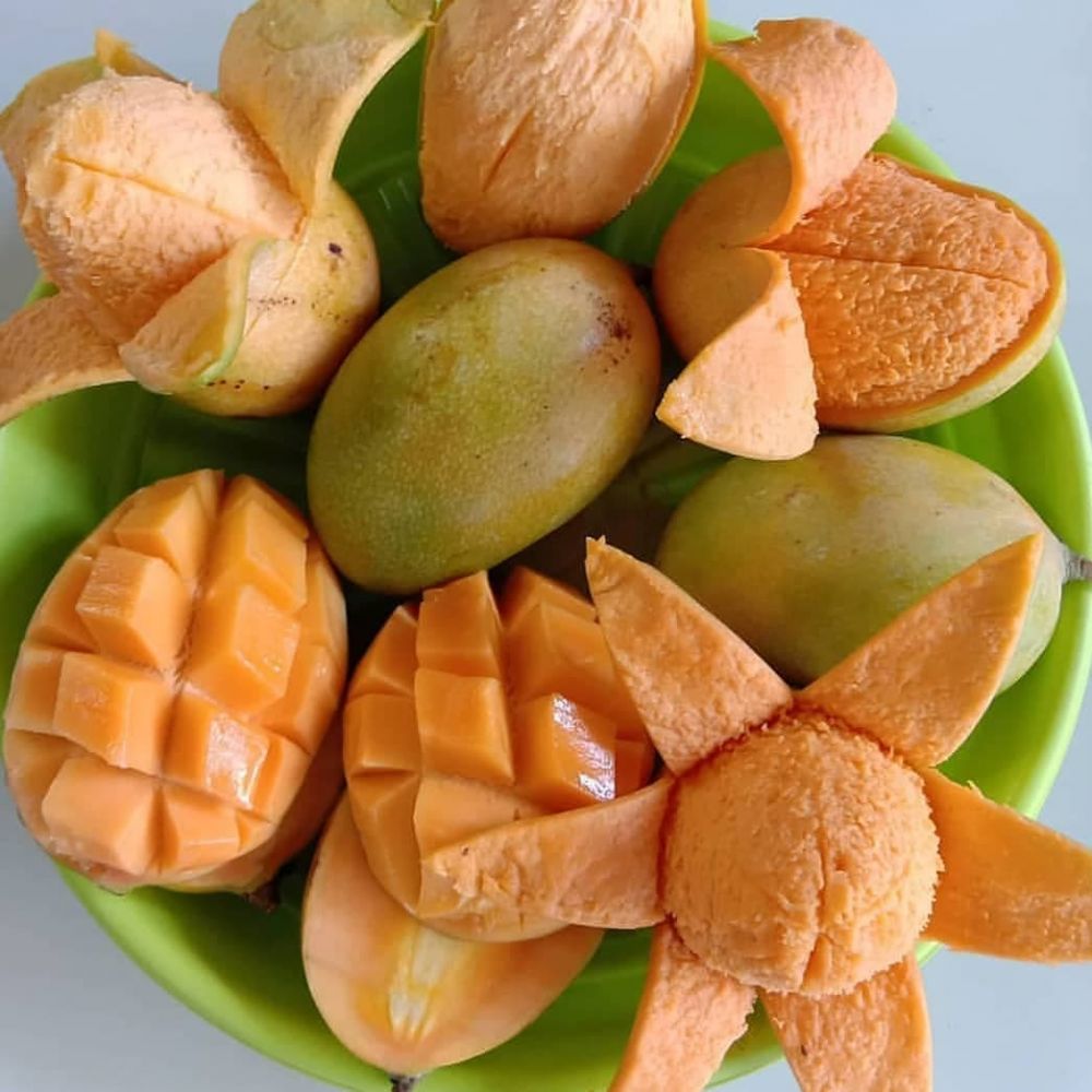 9 Potret lucu cara ngupas buah mangga ini bikin tepuk jidat