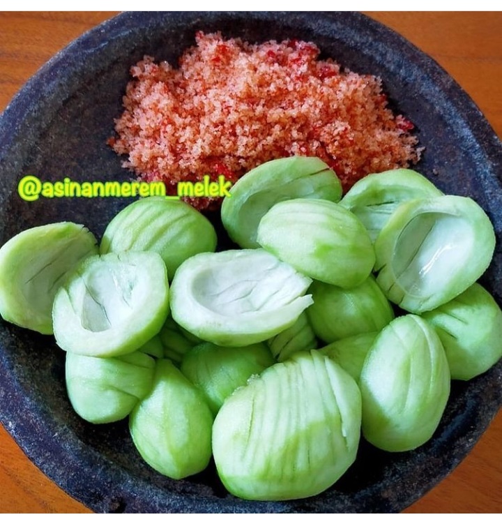 9 Potret lucu cara ngupas buah mangga ini bikin tepuk jidat