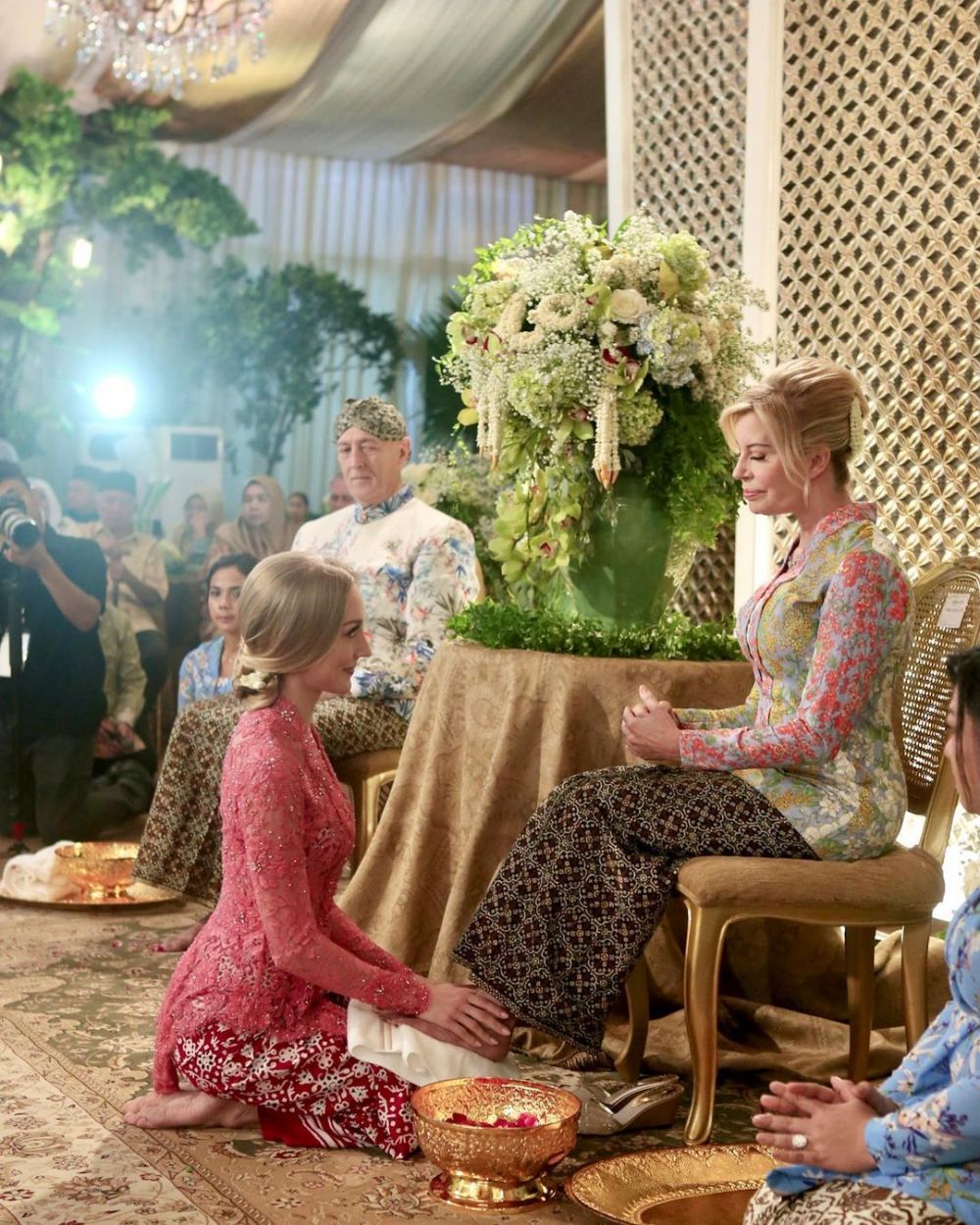 9 Foto pernikahan Varsha Strauss & Panji Trihatmodjo, jarang terekspos