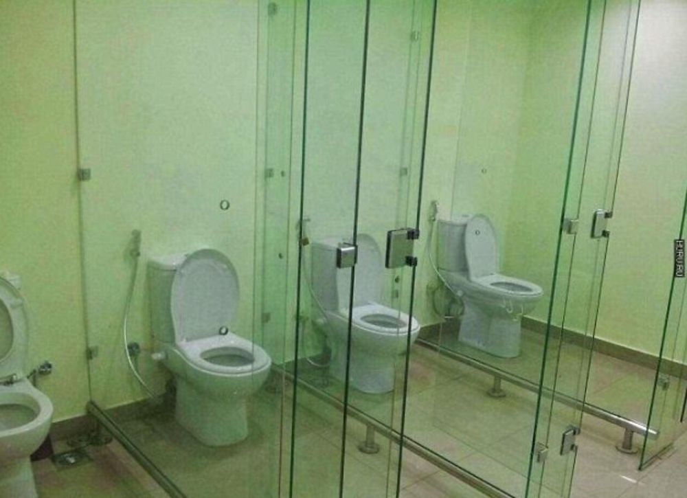 15 Penampakan bilik toilet absurd ini bikin mikir mau pakai