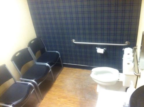 15 Penampakan bilik toilet absurd ini bikin mikir mau pakai