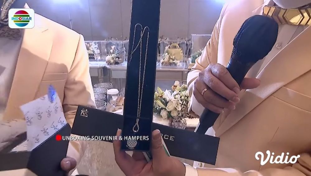 7 Potret isi suvenir akad nikah Lesty dan Billar, ada kalung kesehatan