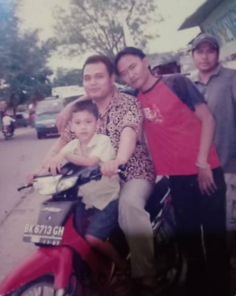 Jarang terekspos, ini 7 potret kedekatan Rizky Billar & ayah angkatnya