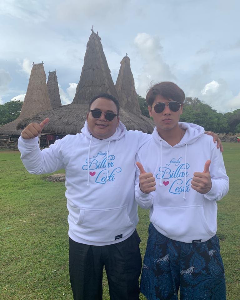 Jarang terekspos, ini 7 potret kedekatan Rizky Billar & ayah angkatnya