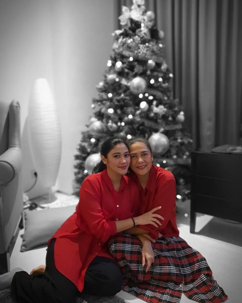 Potret 11 pesinetron berusia 50-an bareng anak, bak kakak beradik