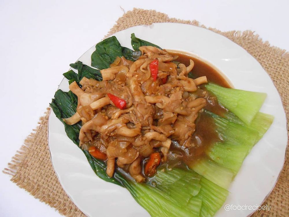 9 Resep kreasi pokcoy kuah, nikmatnya nggak kalah dengan restoran
