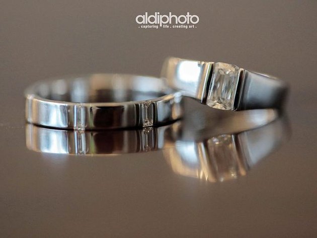 7 Potret detail cincin nikah Lesty & Rizky Billar, berhias berlian
