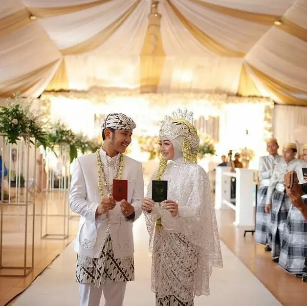 Potret akad nikah 7 jebolan D'Academy, Lesty Kejora pakai adat Sunda