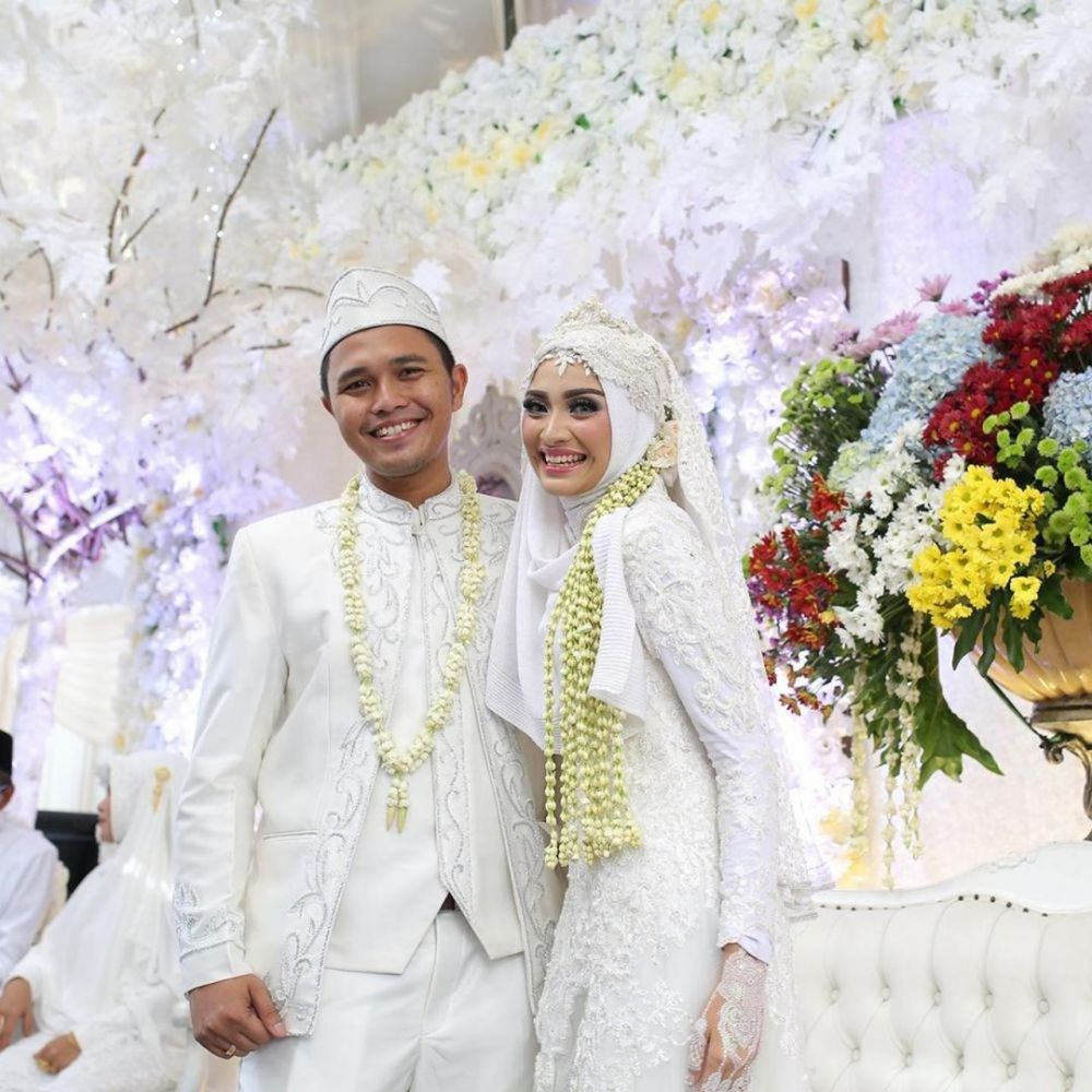 Potret akad nikah 7 jebolan D'Academy, Lesty Kejora pakai adat Sunda