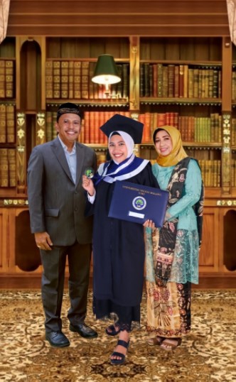 Ortu meninggal sebelum lulus, hasil editan foto wisuda ini bikin haru