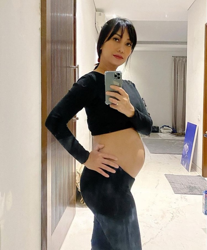 11 Pesona Nola B3 tunjukkan baby bump, usia 43 tahun hamil anak ke-4
