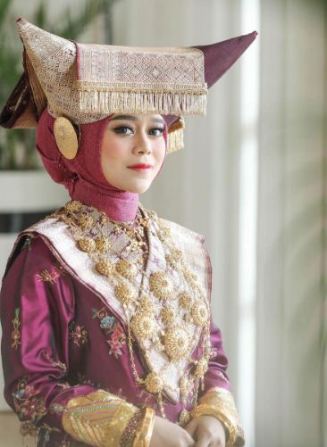 7 Potret detail makeup Lesty dari lamaran hingga akad, bikin pangling