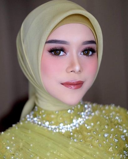 7 Potret detail makeup Lesty dari lamaran hingga akad, bikin pangling