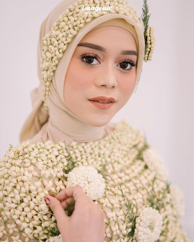 7 Potret detail makeup Lesty dari lamaran hingga akad, bikin pangling