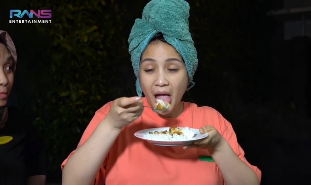 7 Momen Nagita Slavina masak 100 ayam, bikin langsung lapar
