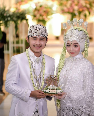 Potret 9 pedangdut wanita saat menikah, Lesty tampil berkelas