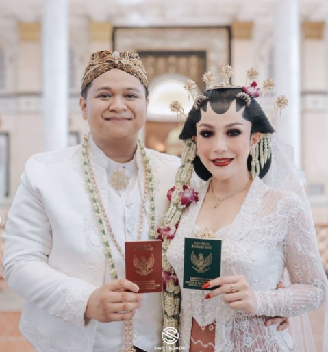 Potret 9 pedangdut wanita saat menikah, Lesty tampil berkelas