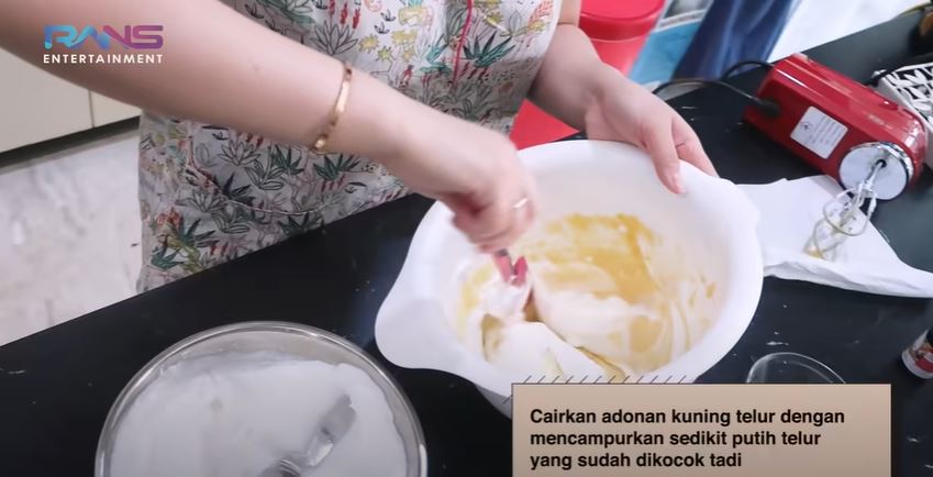 7 Langkah bikin fluffy pancake ala Nagita Slavina, lembut maksimal
