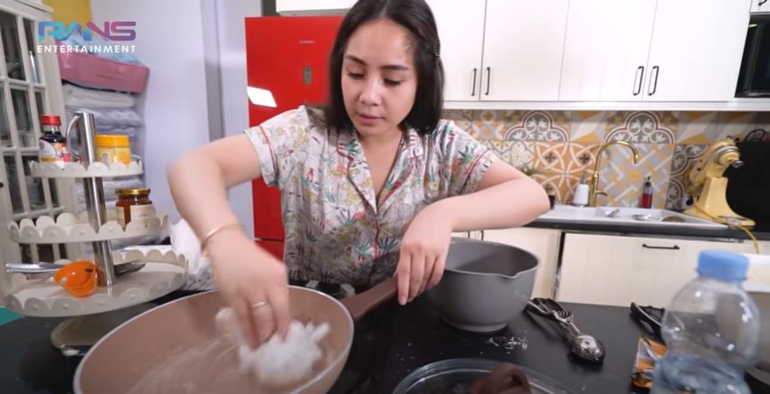 7 Langkah bikin fluffy pancake ala Nagita Slavina, lembut maksimal