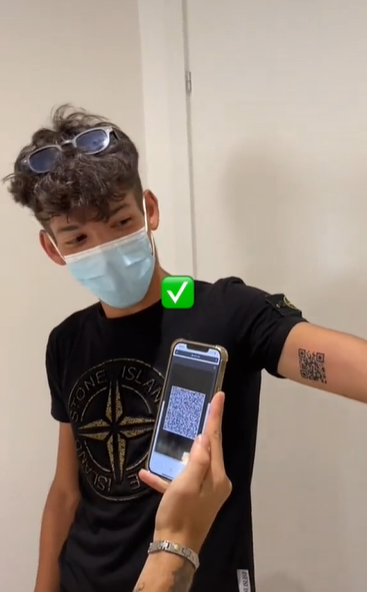Nggak mau ribet, pria ini tato barcode vaksin Covid-19 di lengan