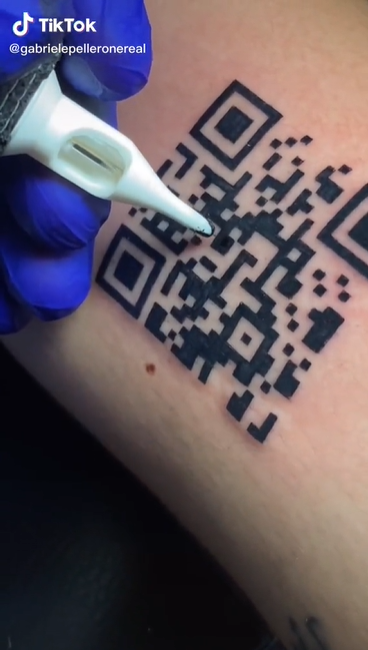 Nggak mau ribet, pria ini tato barcode vaksin Covid-19 di lengan