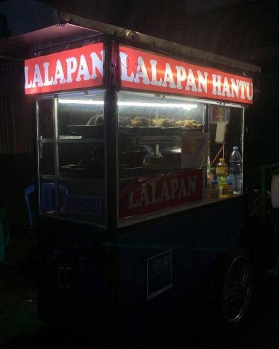 11 Nama warung temanya seram ini bikin pembeli penasaran