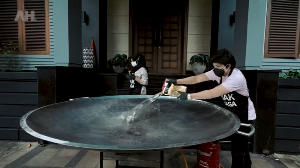 9 Momen Atta masak 1000 porsi bakso mercon, turuti ngidam Aurel