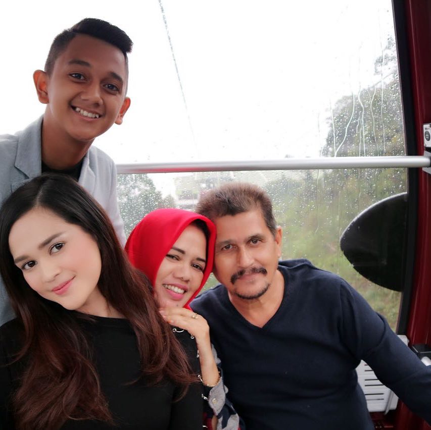 9 Potret kedekatan Cut Meyriska dan sang ayah, penuh kehangatan