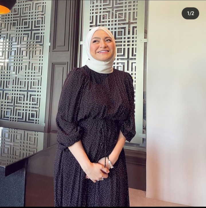 9 Gaya OOTD hamil ala Nathalie Holscher, long dress jadi andalan