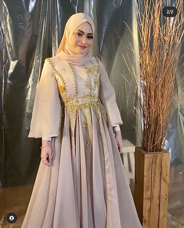 9 Gaya OOTD hamil ala Nathalie Holscher, long dress jadi andalan