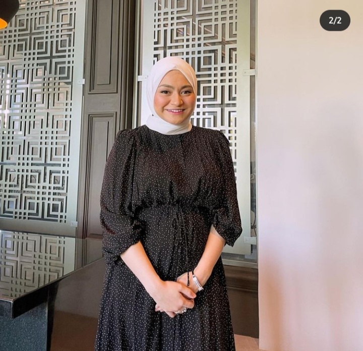 9 Gaya OOTD hamil ala Nathalie Holscher, long dress jadi andalan