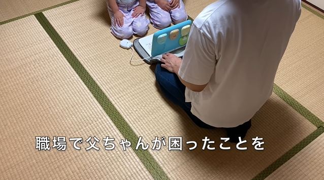 Aksi jahil anak tukar laptop milik ayahnya dengan mainan, iseng banget