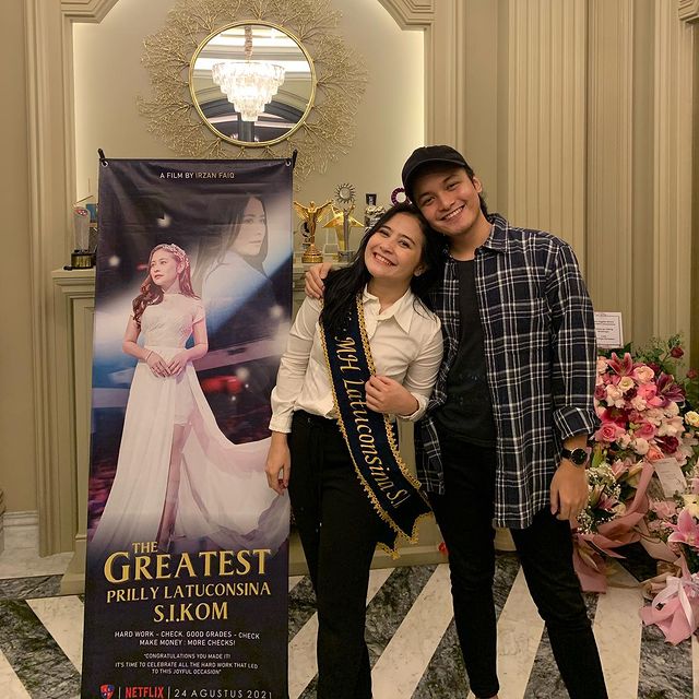 9 Momen kelulusan Prilly Latuconsina, banjir hadiah dan karangan bunga