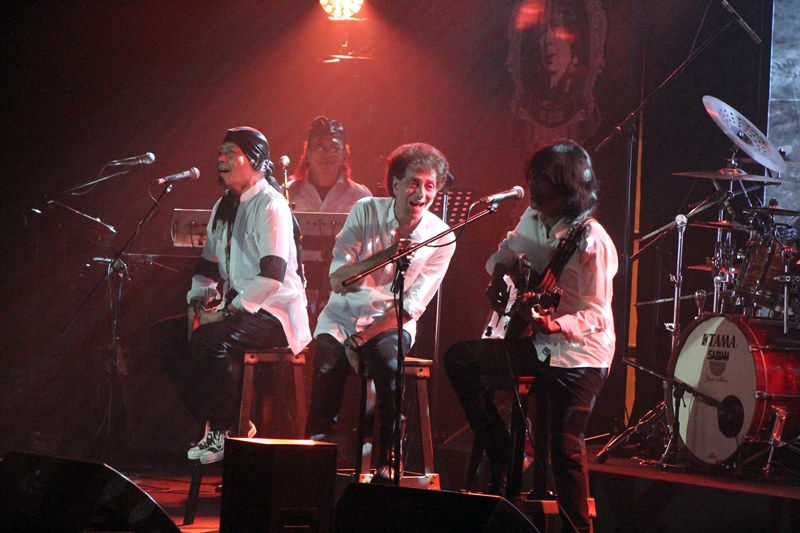 Kamu bisa nonton konser 48 Tahun God Bless lewat streaming video ini