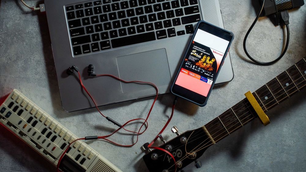 Kamu bisa nonton konser 48 Tahun God Bless lewat streaming video ini