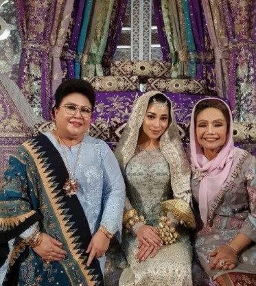 7 Potret kenangan Elly Kasim bareng rekan artis, ada Atta Halilintar