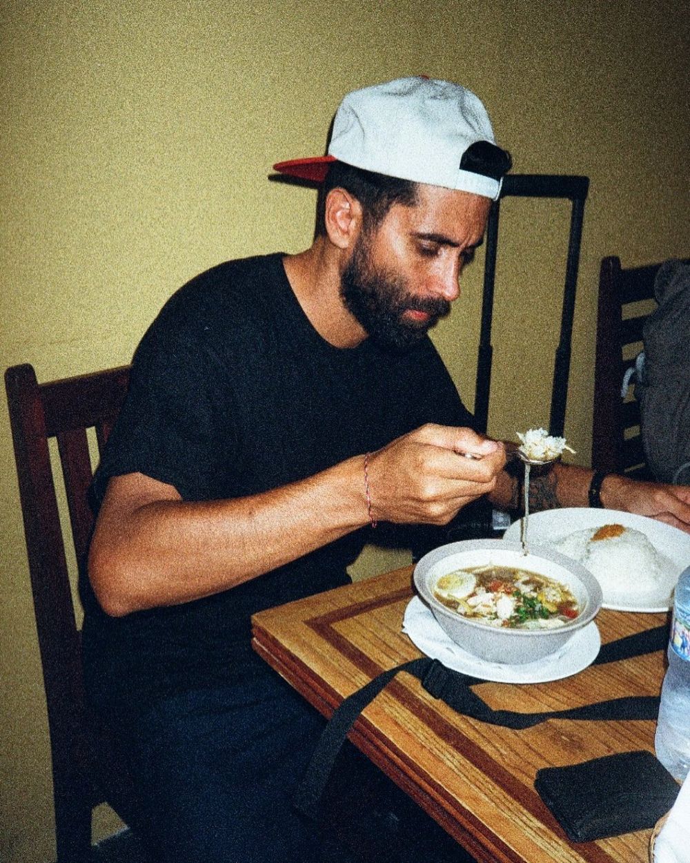 Momen Yellow Claw kulineran di Los Angeles, makan mi dan nasi padang