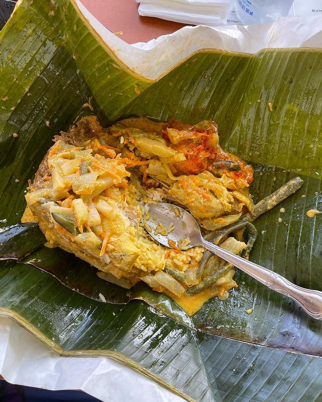 7 Momen Yellow Claw kulineran Indonesia di LA, makan nasi rames